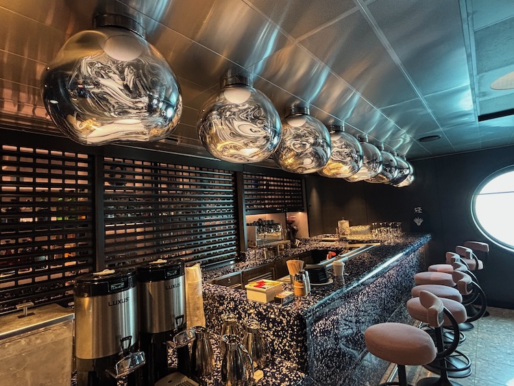 bar